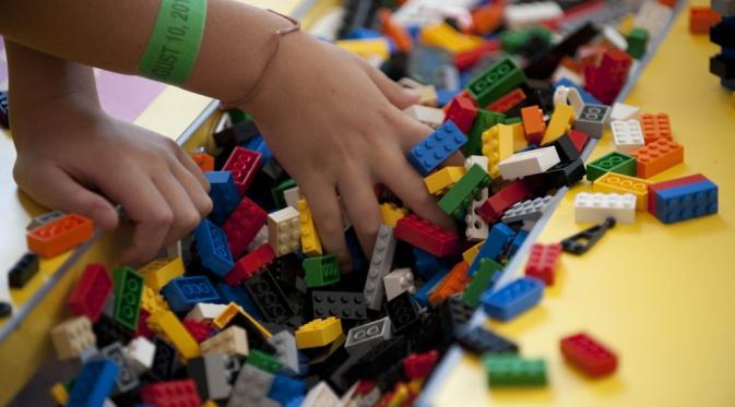 Enam buah lego bermata delapan jika disatukan punya 915,103,765  kombinasi yang berbeda | via: popularmechanics.com