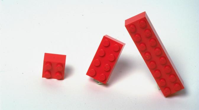 Dalam satu juta buah Lego, hanya 18 biji yang terbuang selama proses pembuatan. | via: popularmechanics.com
