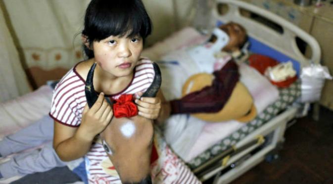 Remaja putri ini mengemis menjadi 'sapi' demi menolong ayah (dari shanghaiist.com)