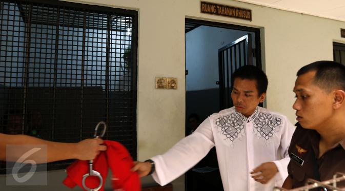 Tersangka RA alias Robbie Abbas saat akan mengikuti sidang di Pengadilan Jakarta Selatan, Jakarta, Kamis (1/10/2015). Sidang tersebut akan menghadirkan Artis AA sebagai saksi . (Liputan6.com/Yoppy Renato)