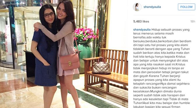 Shandy Aulia mengunggah foto kebersamaannya dengan Angel Karamoy. (foto: instagram.com/shandyaulia)