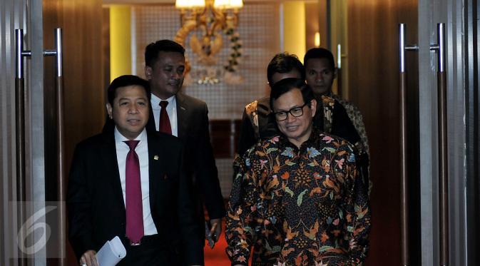 Ketua DPR Setya Novanto bersama Sekretaris Kabinet Pramono Anung usai melakukan pertemuan tertutup di Gedung DPR, Komplek Parlemen, Senayan, Jakarta, Kamis (1/10/2015).(Liputann6.com/Johan Tallo)