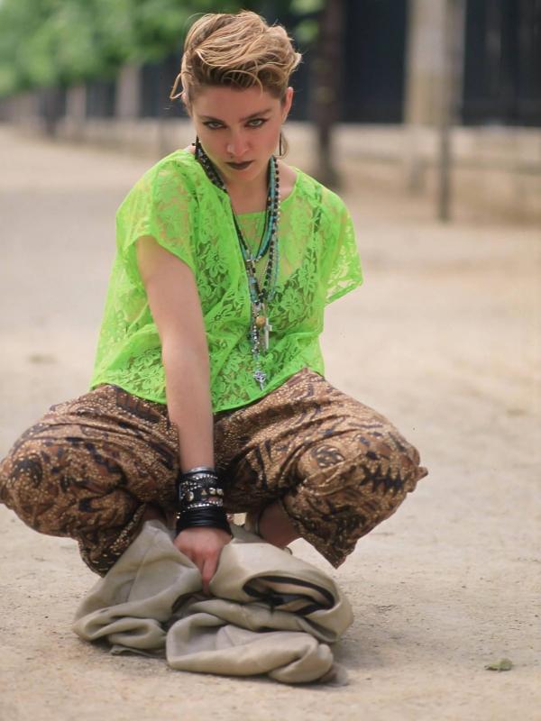 Madonna memadukan celana batik yang dikenakannya dengan atasan lace. (foto: madonnabulgaria)