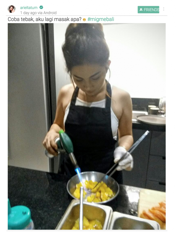 Ariel Tatum saat memasak di Bali. (MigMe)