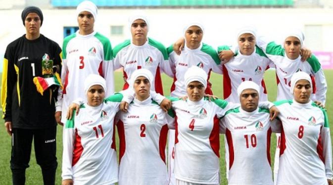 Pemain sepak bola wanita Iran | Via: dailymail.co.uk
