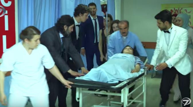Zeynep yang dilarikan ke rumah sakit setelah tertembak.