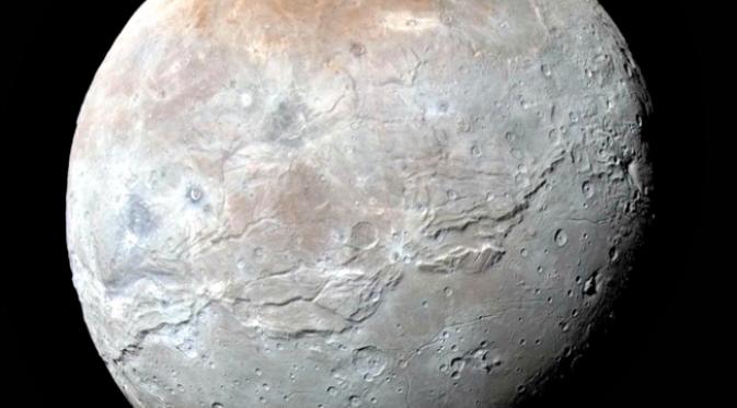 Charon, bulan bagi planet Pluto (sumber NASA)