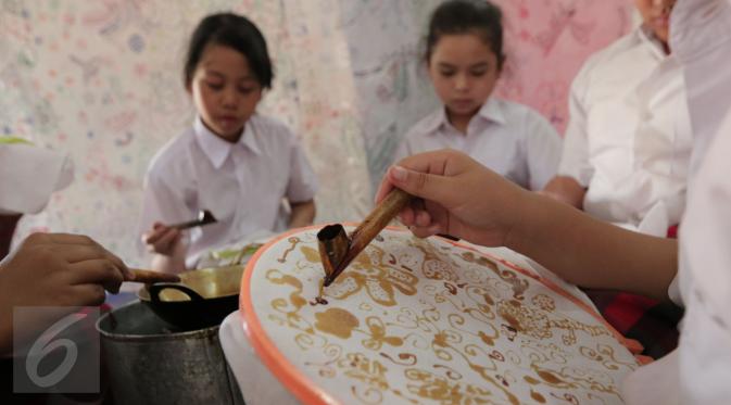 Murid  SD Tarakanita 2 belajar proses membuat batik di Museum Tekstil, Jakarta,  Jumat (2/10/2015). Peringatan hari batik tersebut menjadi pembelajar sejak dini bagi siwa sisiwi tersebut untuk belajar membatik. (Liputan6.com/Angga Yuniar)