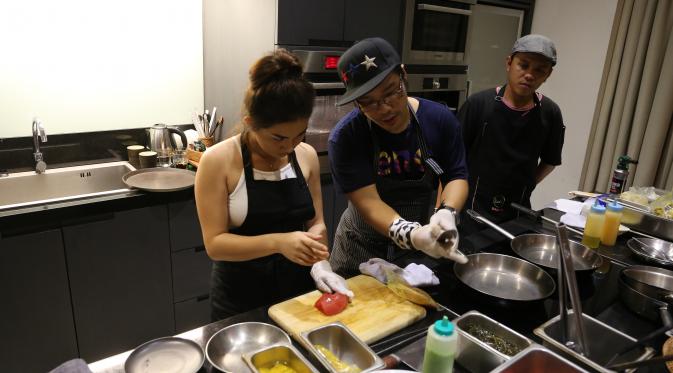 Ariel Tatum belajar memotong sashimi dengan benar, diajarkan oleh Chef Jason Vito dari Hu'u Bistro. (Liputan6.com / Radhitia Pradana)