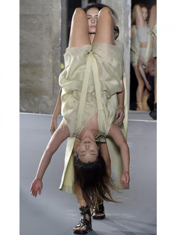 Desain busana dunia di Paris Fashion Week 2015 makin aneh | Via: dailymail.co.uk