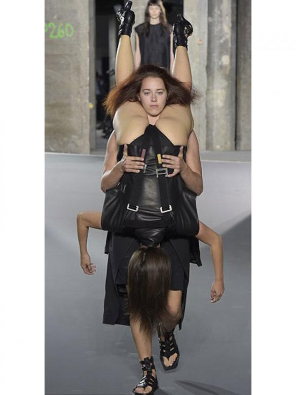 Desain busana dunia di Paris Fashion Week 2015 makin aneh | Via: dailymail.co.uk