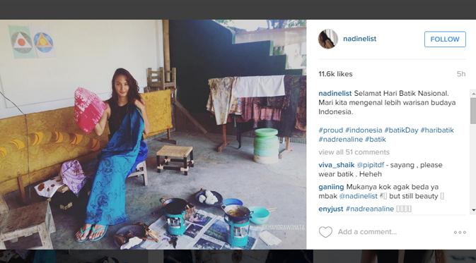 Nadine Chandrawinata mengunggah sedang membatik. (foto: instagram.com/nadinechandrawinata)