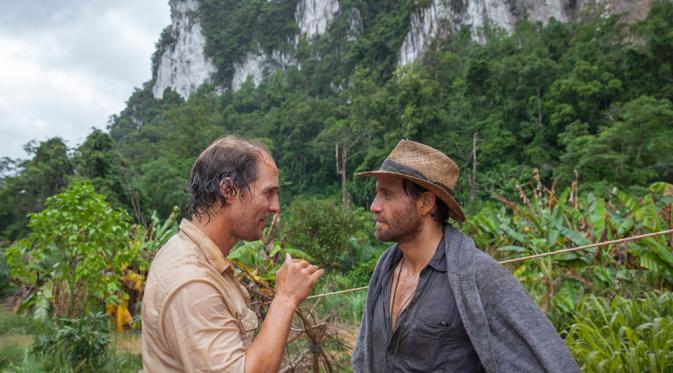 Aktor Matthew McConaughey beradu akting dengan Edgar Ramirez di foto perdana film Gold yang digambarkan di Indonesia. (Entertainment Weekly)