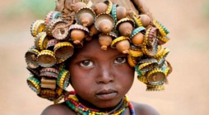 Suku Daasanach menggunakan benda-benda bekas sebagai aksesoris rambut mereka