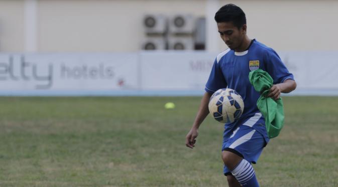 Pemain Persib, Muhammad Taufiq berlatihan jelang laga semi final Piala Presiden 2015 melawan Mitra Kukar di Stadion Aji Imbut, Tenggarong, Kaltim, Sabtu (3/10/2015). (Bola.com/Vitalis Yogi Trisna