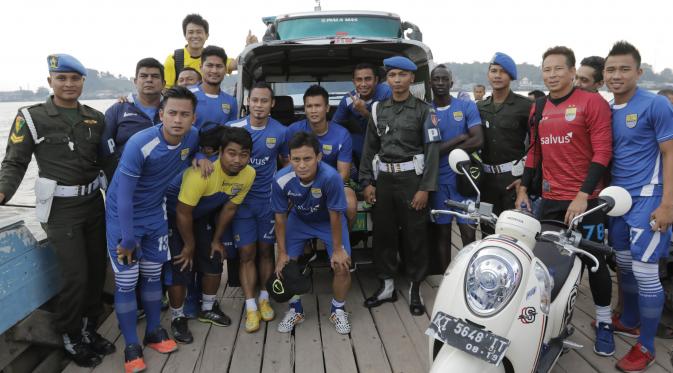 Para pemain dan pelatih Persib foto bersama saat berada di kapal klotok yang melintasi Sungai Mahakam menuju Stadion Aji Imbut, Tenggarong, Kaltim, Sabtu (3/10/2015). (Bola.com/Vitalis Yogi Trisna)