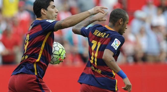 Striker Barcelona Neymar menjebol gawang Sevilla melalui eksekusi penalti dalam lanjutan La Liga Spanyol di Estadio Ramon Sanchez Pizjuan, Sabtu (3/10/2015) malam WIB. (Liputan6.com/CRISTINA QUICLER / AFP)