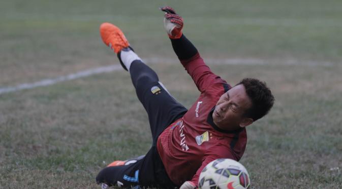 Kiper Persib, Made Wirawan menepis bola saat latihan jelang semi final Piala Presiden melawan Mitra Kukar di Stadion Aji Imbut, Tenggarong, Kaltim, Sabtu (3/10/2015). (Bola.com/Vitalis Yogi Trisna)