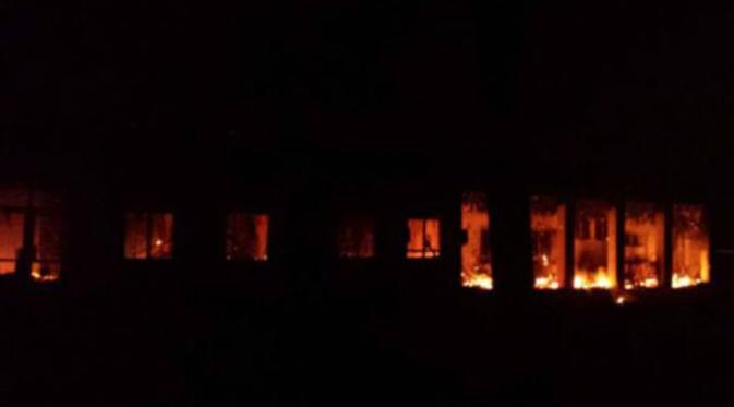 Rumah sakit di Kunduz yang terkena serangan bom terbakar. (BBC)