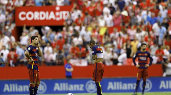 Suarez dan Neymar seolah tak percaya Barcelona dikalahkan oleh Sevilla saat lanjutan La Liga Spanyol, Minggu (4/10/2015). Tanpa kehadiran Messi, Barcelona harus mengakui keunggulan Sevilla dengan skor akhir 2-1. (REUTERS/Marcelo del Pozo)