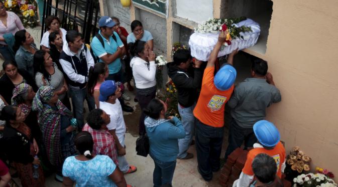 Proses pemakaman salah satu warga yang menjadi korban longsor di Santa Catarina Pinula, Guatemala City (2/10/2015). Musibah tanah longsor ini menewaskan sedikitnya 73 orang dan sebanyak 600 orang dinyatakan hilang. (Reuters/ Josue Decavele)