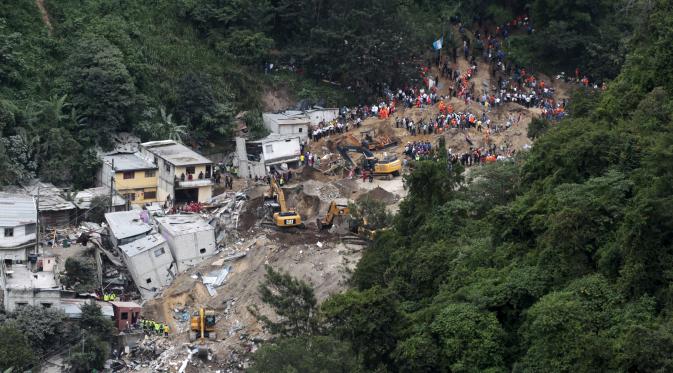 Penampakan tanah longsor di Guatemala City (2/10/2015). Musibah tanah longsor ini menewaskan sedikitnya 73 orang dan sebanyak 600 orang dinyatakan hilang. (Reuters/ Josue Decavele)