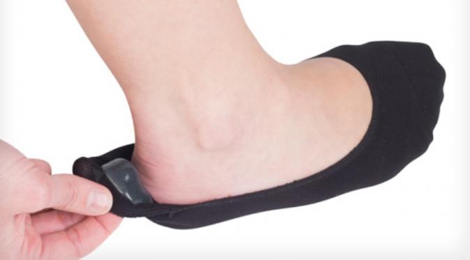 Tips agar sepatu kebesaran nyaman di kaki | Via: groupon.com
