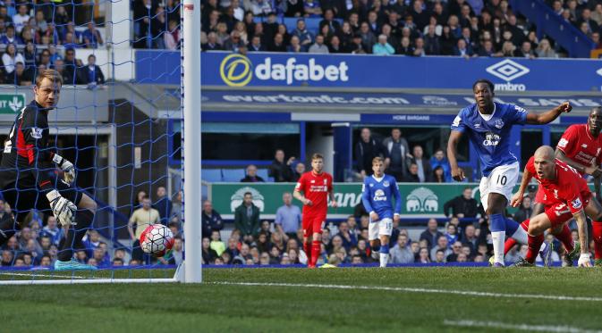 Romelu Lukaku mencetak gol balasan Everton ke gawang Liverpool dalam lanjutan Liga Premier Inggris, Minggu (4/10/2015). (Liputan6.com/Reuters / Phil Noble Livepic)