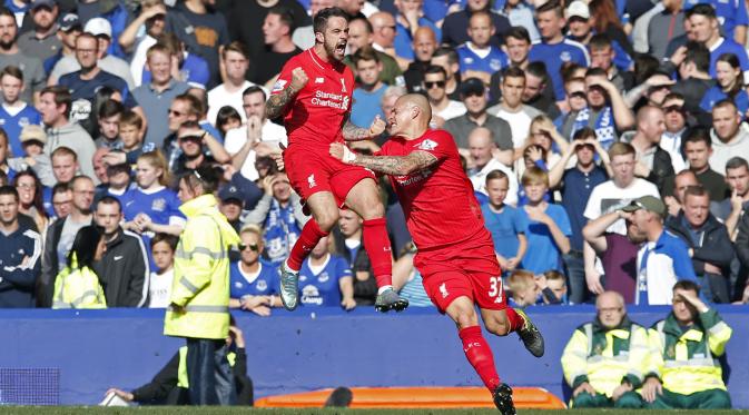 Striker Liverpool Danny Ings merayakan gol ke gawang Everton dalam lanjutan Liga Premier Inggris, Minggu (4/10/2015). (Liputan6.com/Reuters / Phil Noble Livepic)