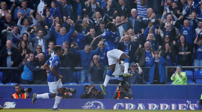 Pemain Everton Romelu Lukaku melakukan selebrasi usai mencetak gol ke gawang Liverpool  dalam lanjutan Liga Premier Inggris di Goodison Park, Minggu (04/10/2015). Liverpool dan Everton bermain imbang 1-1. (Action Images via Reuters / Lee Smith)