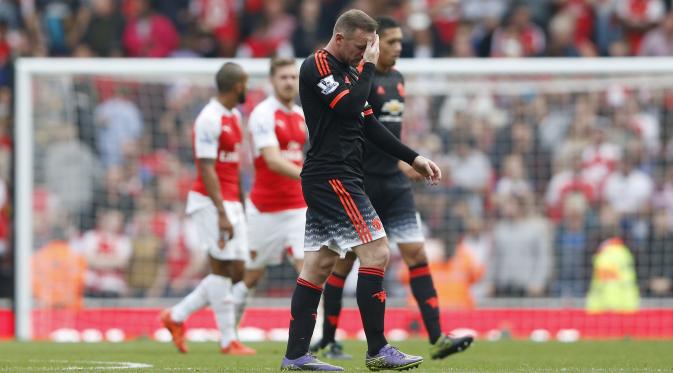 Wayne Rooney tertunduk lesu usai MU kalah 0-3 dari Arsenal