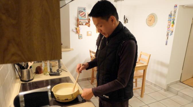 Aroma keju tercium dari dapur dan ternyata dia masak fondue (masakan khas Swiss). Udara sekitar 4 derajat di luar
