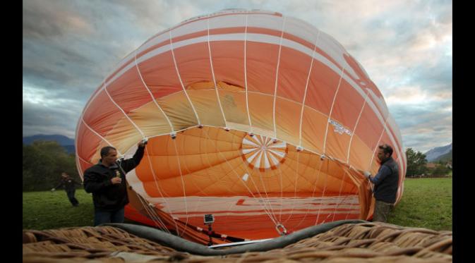 Persiapan balon udara. (foto: Caters News)