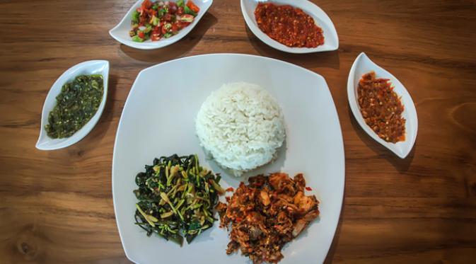 Nasi Cangkalang Pampis berkonsep serupa dengan makanan khas dari Korea Dolsot Bibimbab