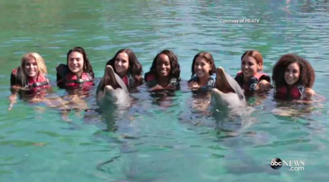 Kelompok penari Miami Heat berfoto bersama lumba-lumba di sekitar kepulauan Bahama (HEATV via ABC News)
