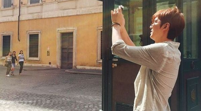 Lee Min Ho saat melakukan pengambilan gambar iklan coklat ternama asal Italia Ferrero Rocher [foto: Instagram]