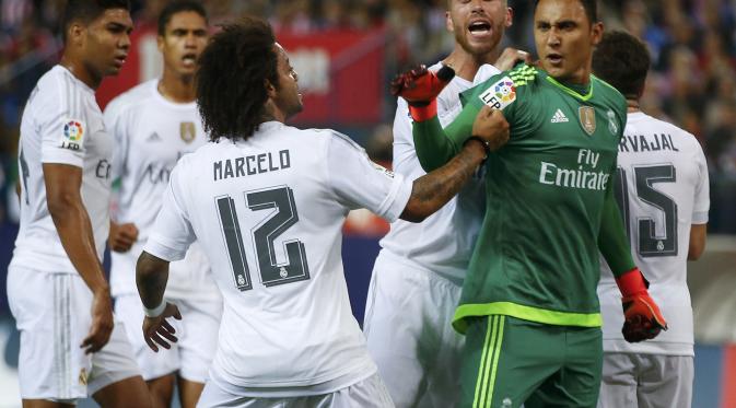 Kiper Real Madrid Keylor Navas berhasil menyelamatkan tendangan penalti pemain Atletico (Reuters)