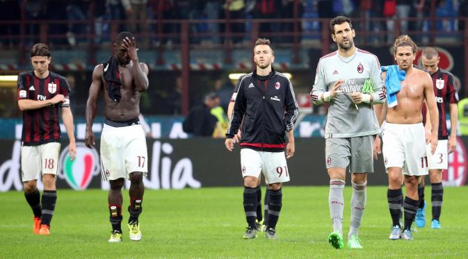 Para pemain AC Milan terlihat sedih usai Laga Seria A di Stadion San Siro,Italia, Senin (05/10/2015). Milah kalah telak 0-4 dari Napoli. EPA/Matteo Bazzi