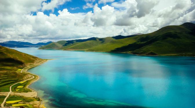 Danau Yamdrok, Tibet. | via: Getty Images