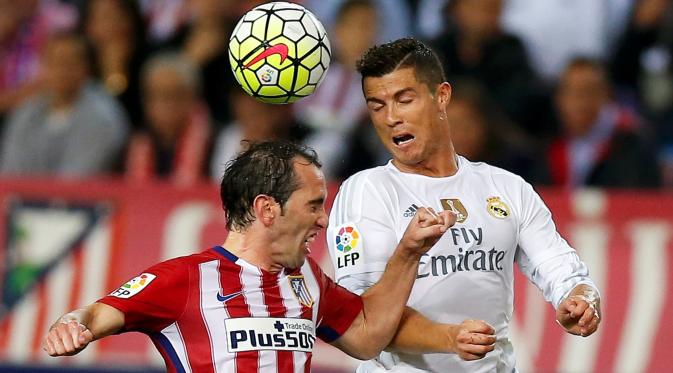 Diego Godin (kiri) saat bertarung dengan Cristiano Ronaldo di laga Derby Madrid.(REUTERS/Sergio Perez)