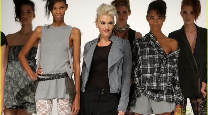 Gwen Stefani dengan para model mengenakan busana rancangannya di New York Fashion Week. (Just Jared)