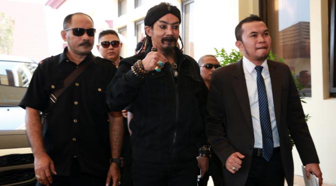 Limbad didampingi pengacaranya, Zakir Rasyidin mendatangi Polres Jakarta Utara untuk memenuhi panggilan pemeriksaan sebagai saksi. [Foto: Hernowo Anggie/Liputan6.com]
