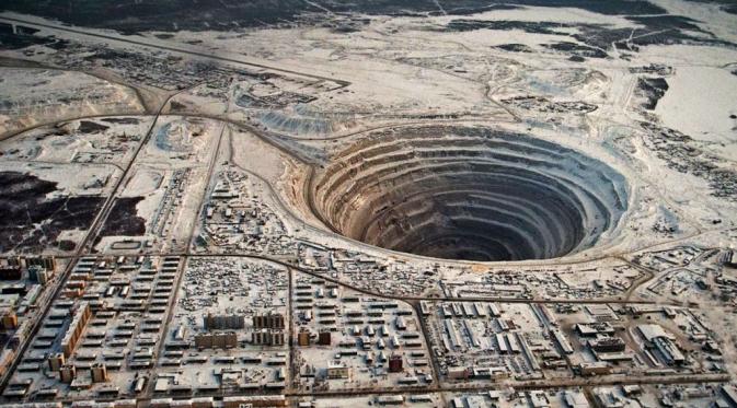 Mirny Diamond Mine, Siberia. | via: lazypenguins.com