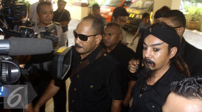 Limbad didampingi pengacaranya, Zakir Rasyidin mendatangi Polres Jakarta Utara untuk memenuhi panggilan pemeriksaan sebagai saksi. [Foto: Hernowo Anggie/Liputan6.com]
