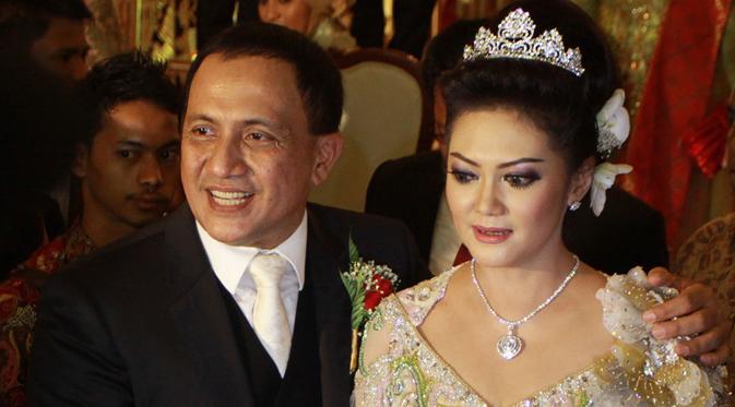 Bella Saphira dan suami saat melakukan resepsi pernikahan  di Jakarta. (via Liputan6.com)