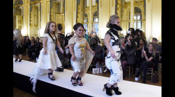 Model bertubuh 'mini' berlenggak-lenggok di peragaan busana di Paris. (foto: AP Photo)