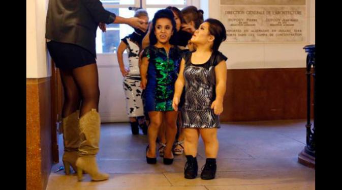 Model dari National Dwarf Fashion Show merepresentasikan wanita dengan tinggi tubuh di bawah rata-rata. (foto: AP Photo)