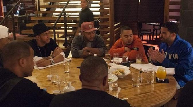 Lewis Hamilton hang out bersama Drake (kanan) dan rekan-rekannya. (Mirror)