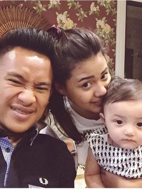 Mungkinkah eskpresi Arsy itu menunjukkan ketidaksukaan pada hubungan Aurel Hermansyah dan Radhan Nur Alam? (Instagram/@radhannuralam)