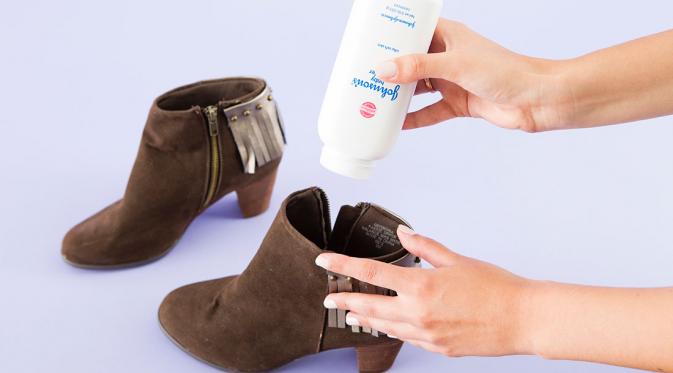 Sepatu Kamu Bau Busuk? Atasi dengan Cara Ini | via: pixel.brit.co